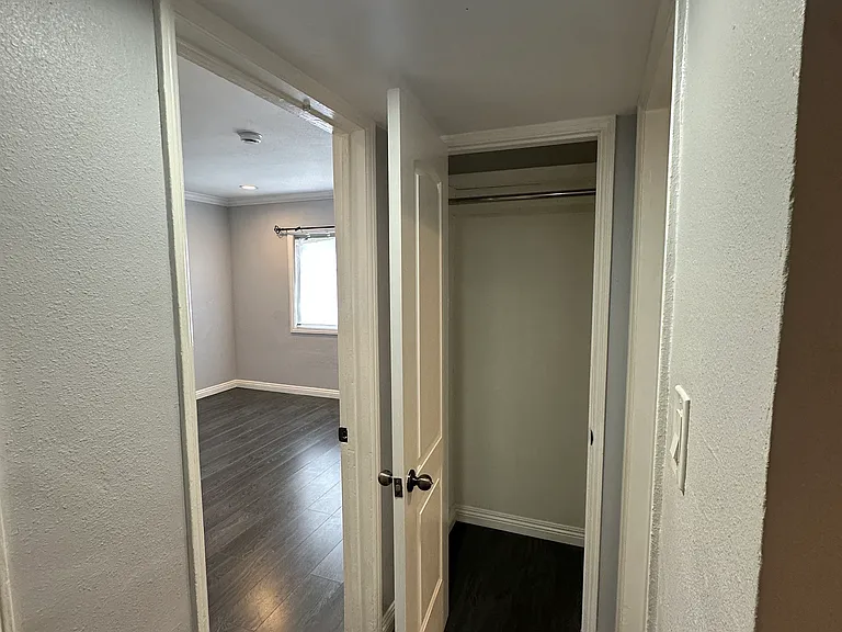 10220 S Van Ness Ave — Photo 9