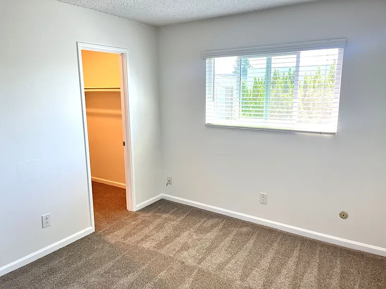 210 Quintard St — Photo 9