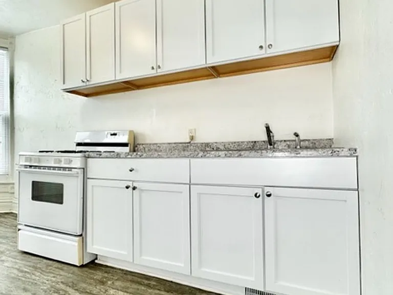 208 S Webster Ave — Photo 7