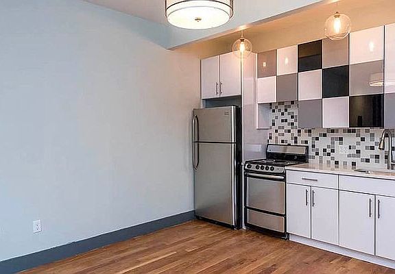 3rd image of 996 Willoughby Ave APT 6