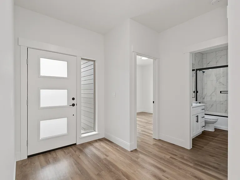 16501 N Columbus Dr — Photo 2