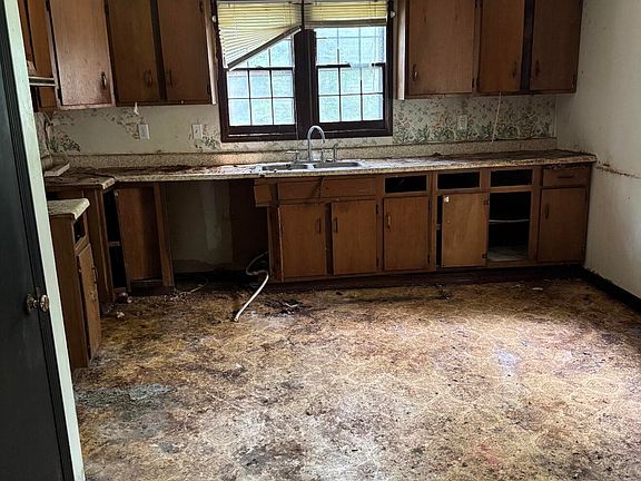 4th image of 1601 Alexander St