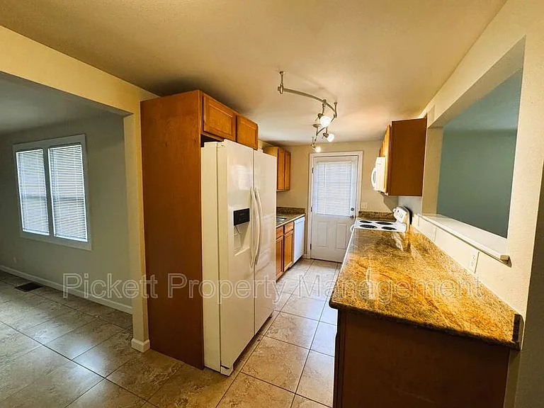 840 Maple Ave E — Photo 9