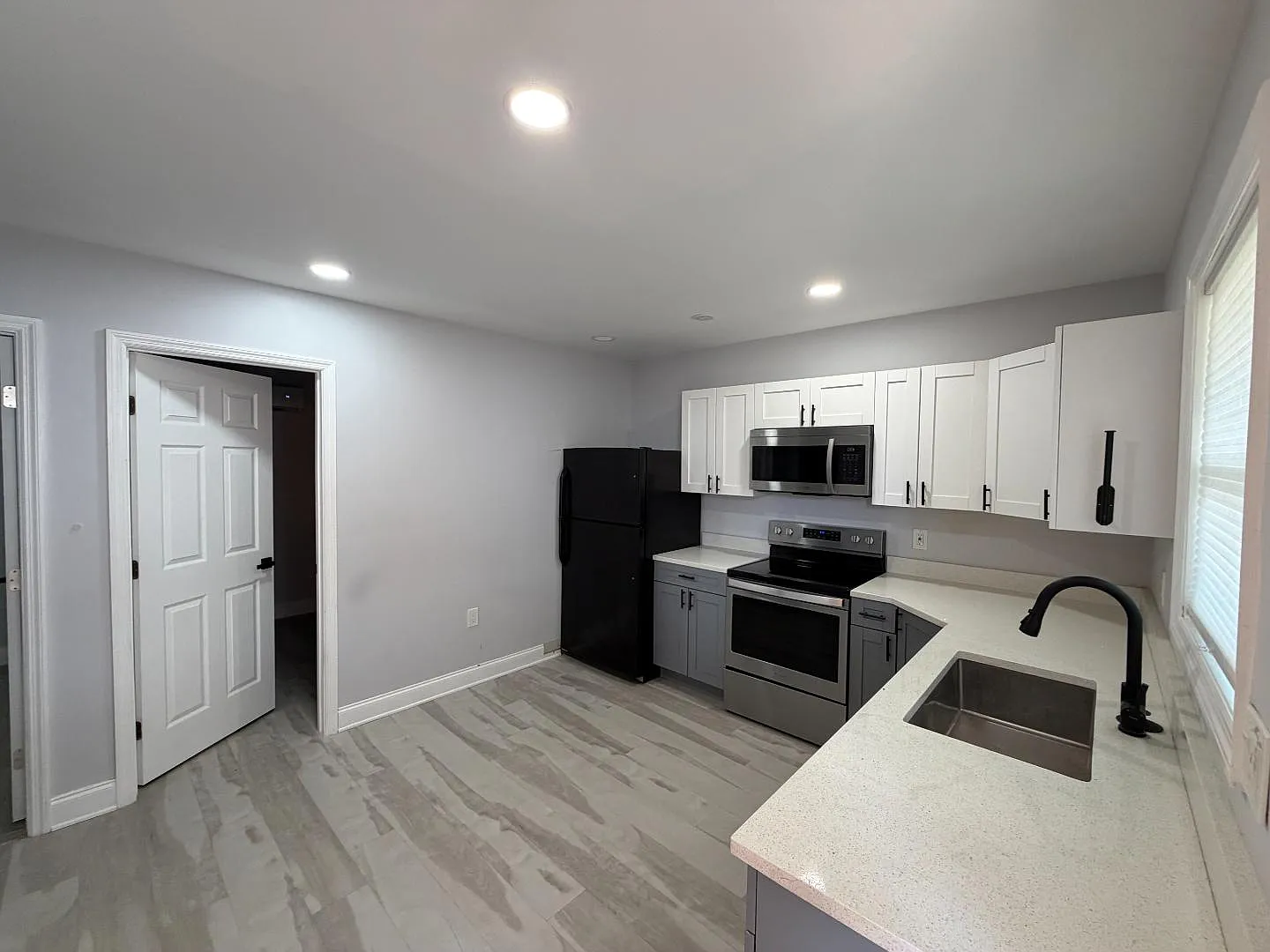1100 Beverly Ave - Unit D — Photo 2