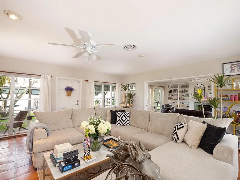 2337 SW 27th Ave — Photo 6