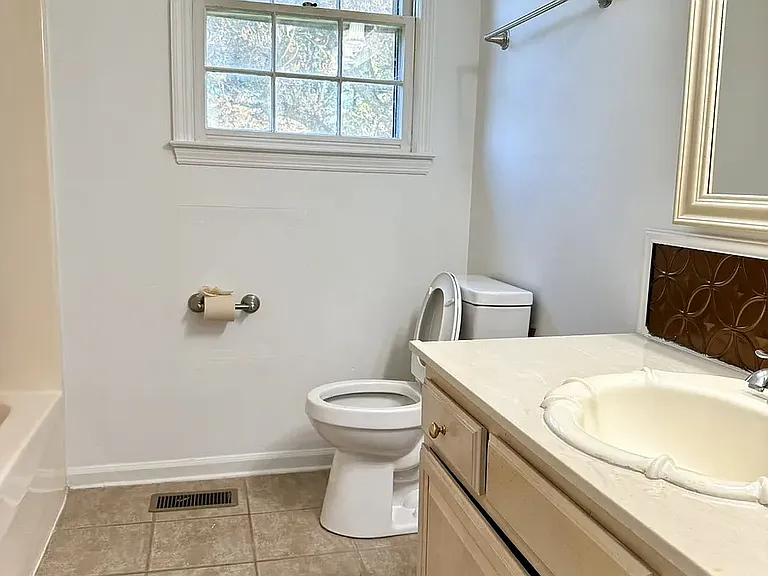 61 E Caldwell St #A — Photo 8