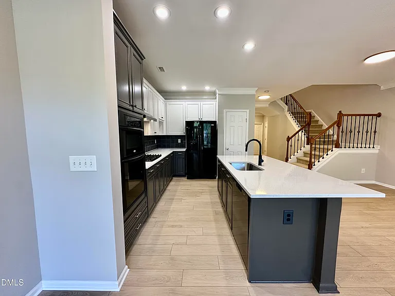 323 Longchamp Ln — Photo 10