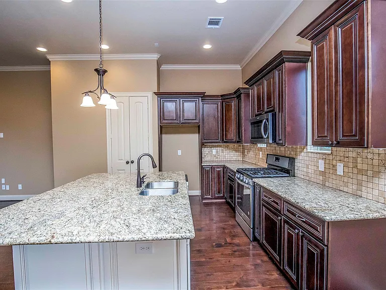 1516 Amundsen St — Photo 13