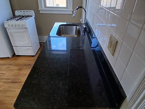 3rd image of 937 University Ave W APT 2