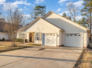 5508 Hall Glen Dr, Hope Mills, NC 28348