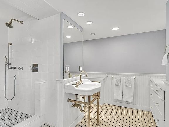 4th image of 60 Longwood Ave APT 208