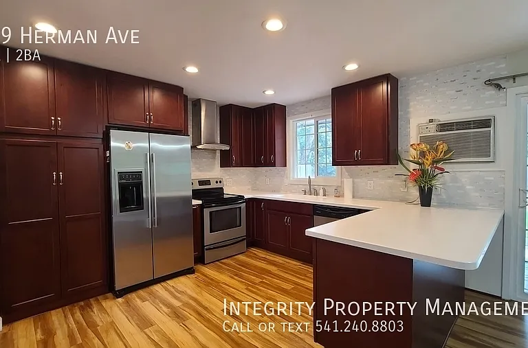659 Herman Ave — Photo 3