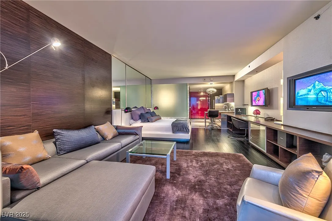 Palms Place — Photo 1