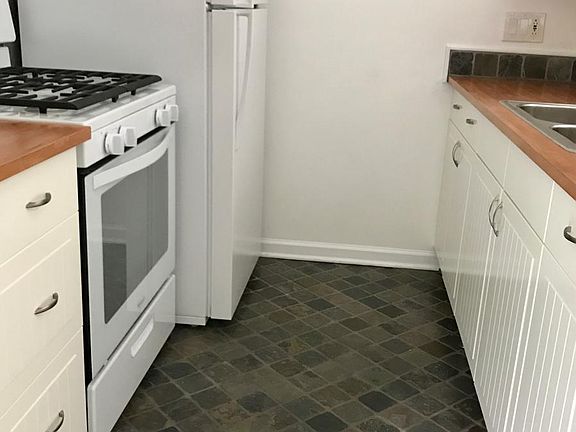 4th image of 640 Green Ln #1