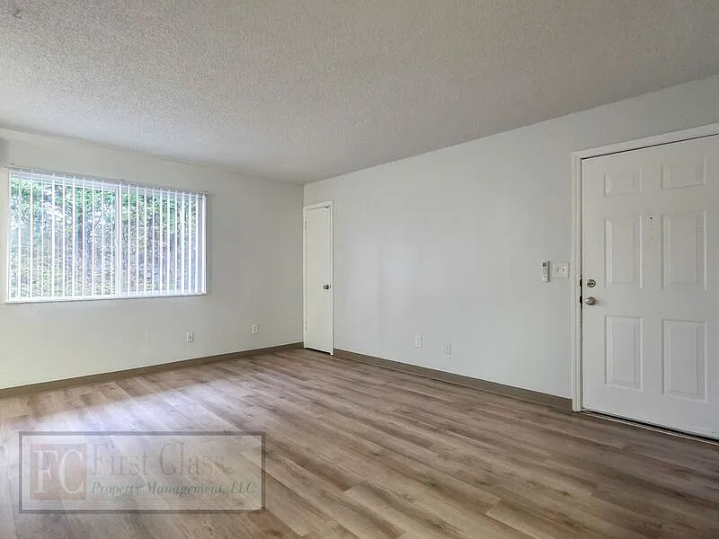 Building Photo - 3309 SE 13th Ave #10