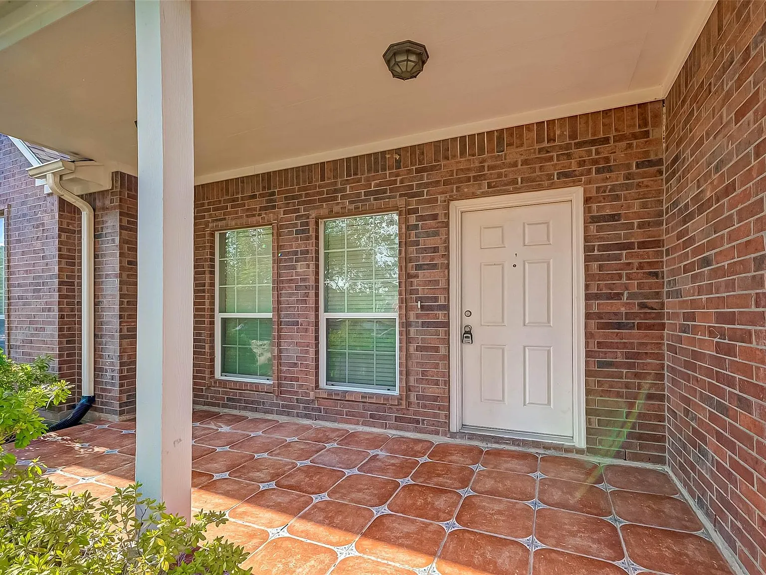 3 bed, 2.0 bath, 2123 sqft, $1,975 — Photo 3