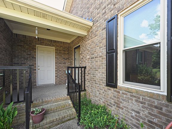 5th image of 210 The Hollows Ct