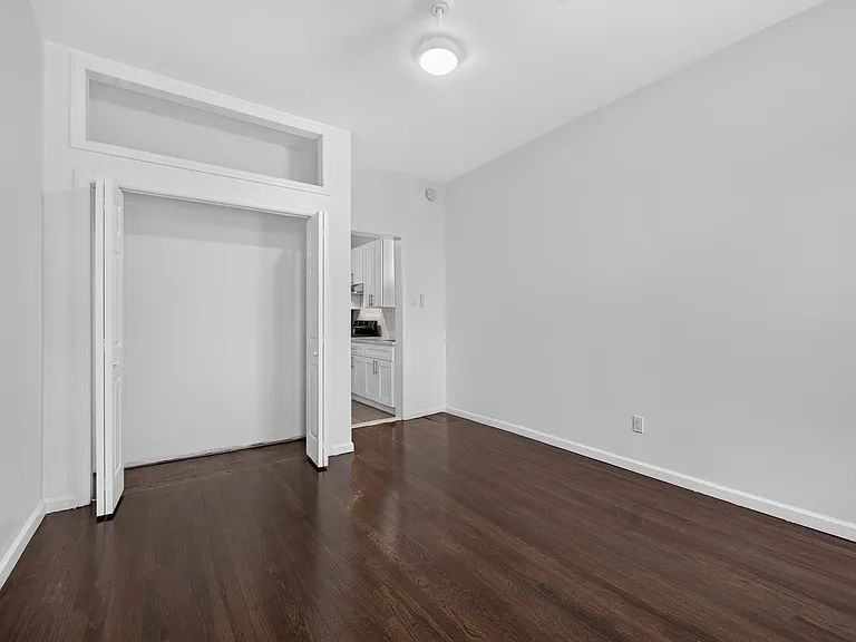 210 36th St #3L — Photo 11