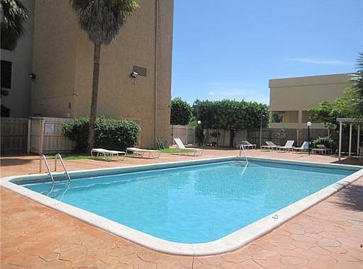 3rd image of 950 Hillcrest Dr APT 107