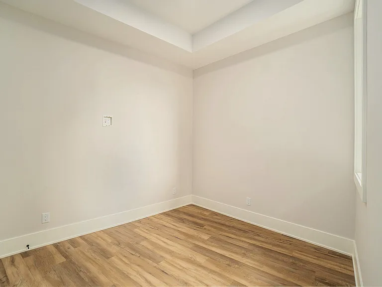 404 Eden Ave #202 — Photo 8