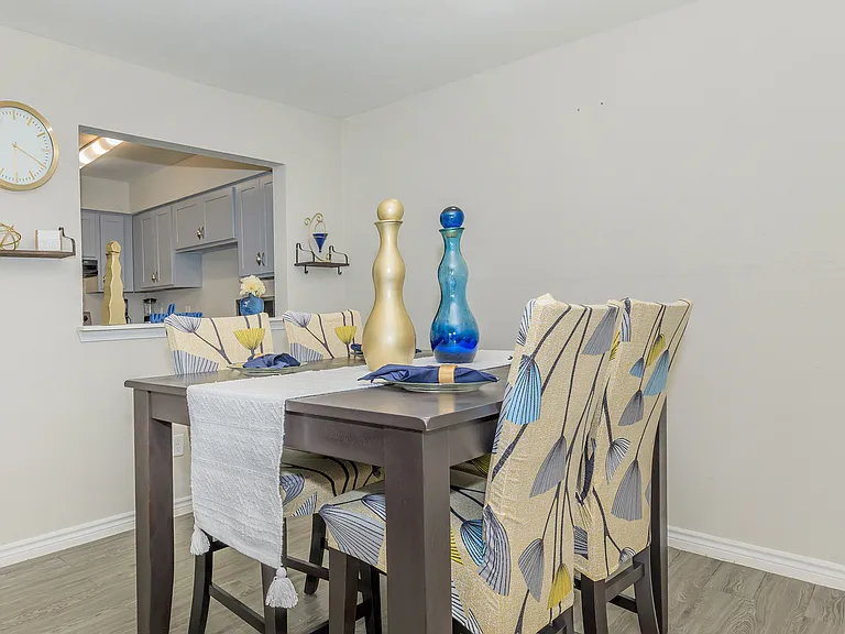 Valencia Grove Apartments — Photo 12
