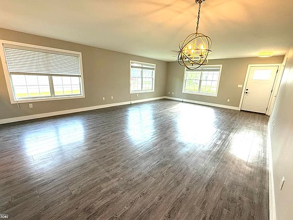 4th image of 614 N Lincoln St #101