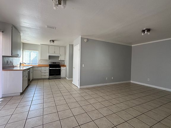 4th image of 25215 Hemlock Ave