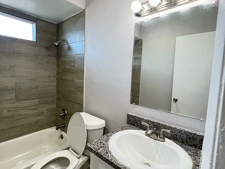 La Hacienda Apartments — Photo 15
