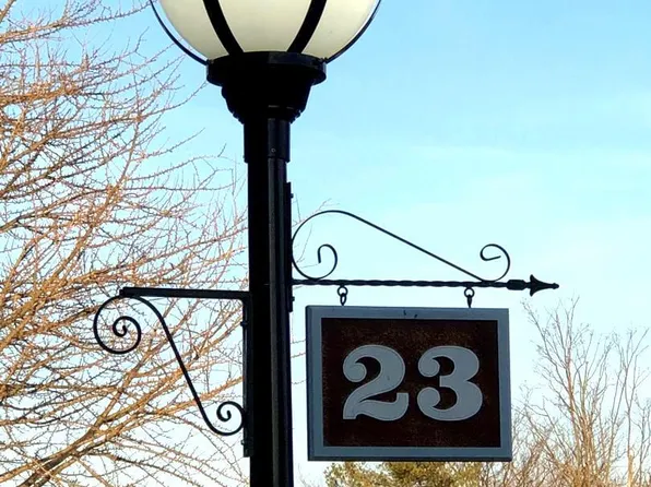 23 Stonehenge Cir APT 8, Baltimore, MD 21208