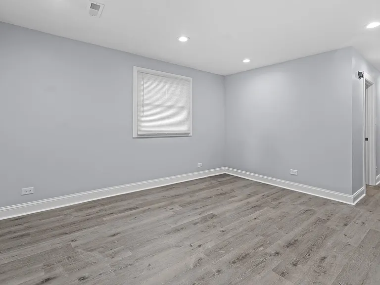 15333 Dorchester Ave — Photo 3