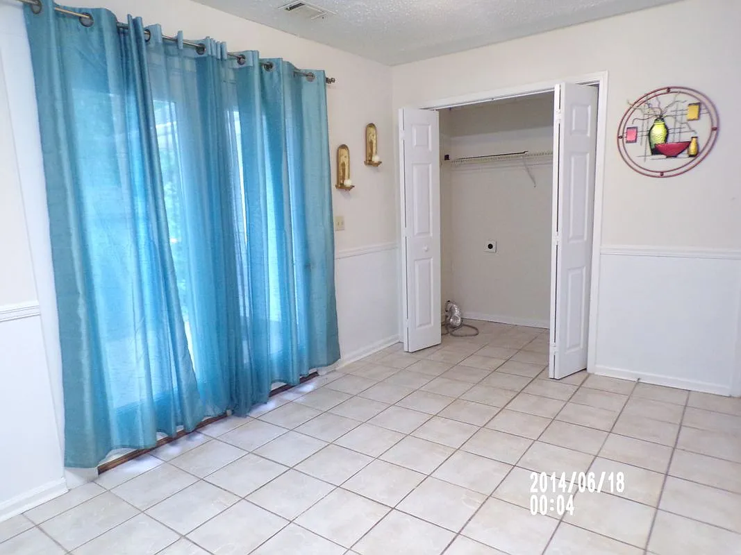 2 bed, 1.5 bath, 1060 sqft, $1,275 — Photo 3