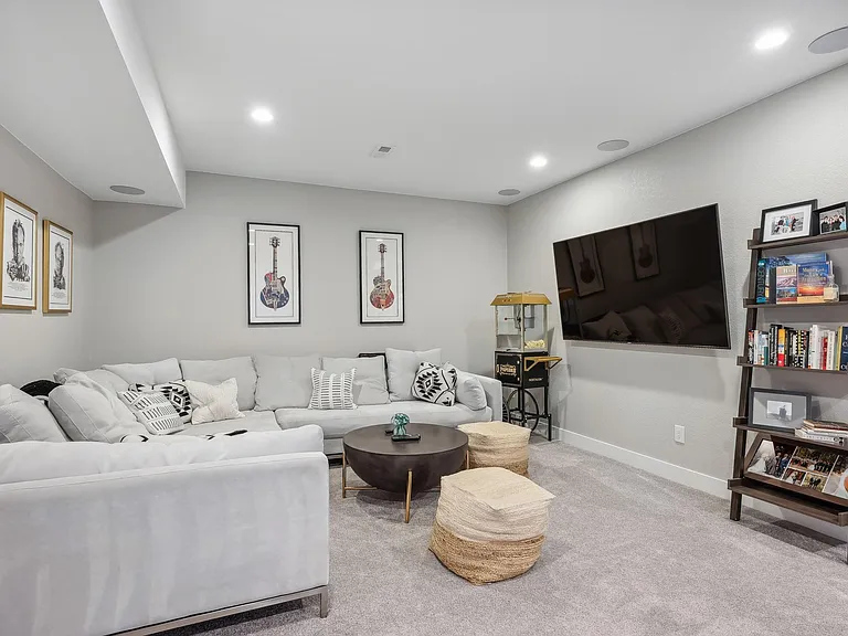 9714 Bennett Peak St — Photo 31