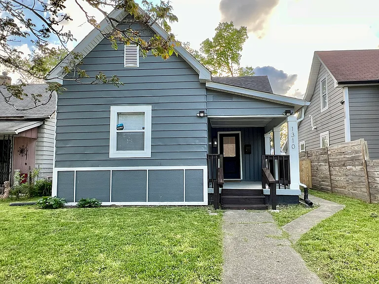 S Sheffield Ave — Photo 1
