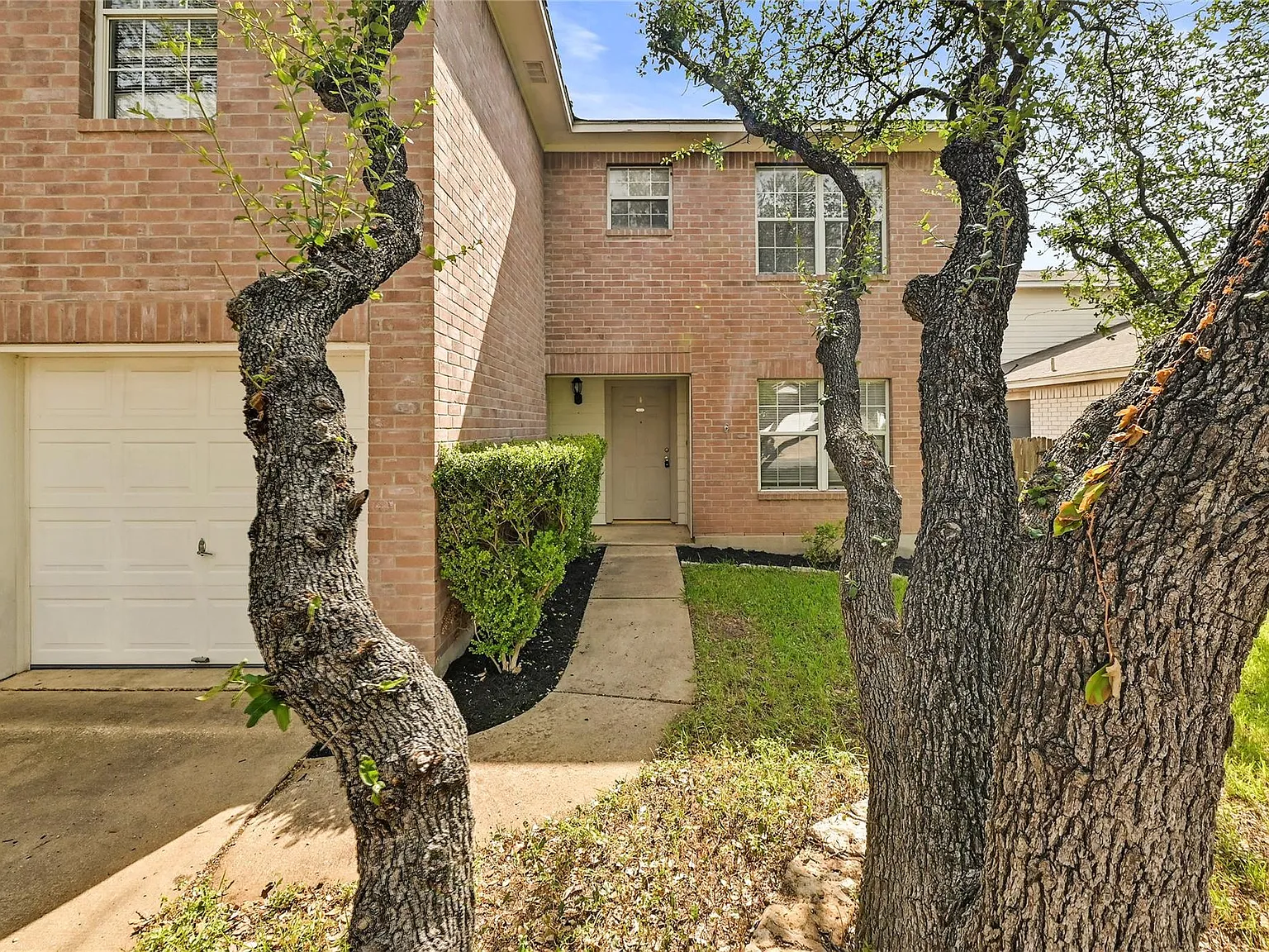 4 bed, 2.5 bath, 2049 sqft, $1,999 — Photo 4
