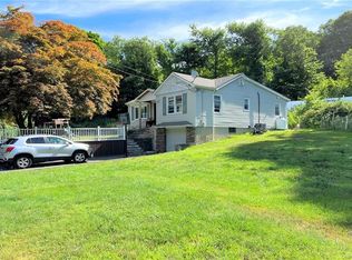 16 Clearbrook Dr, Mahopac, NY 10541