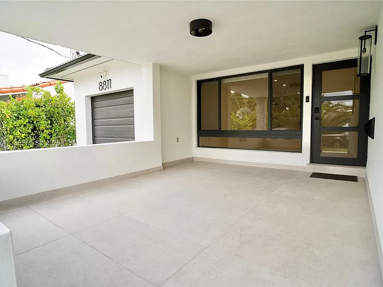 Carlyle Ave — Photo 24