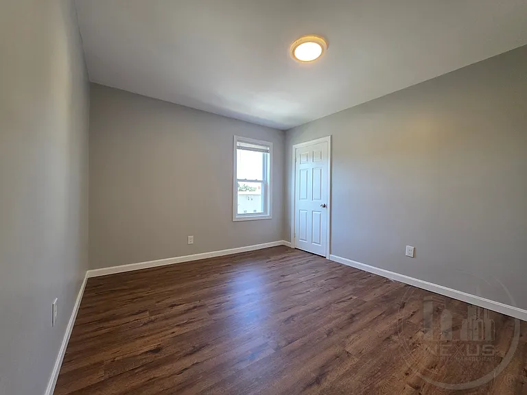  16 Larchmont Ave Townhouse 2b/1b Renovated Newfloors Catok Freshpaint — Photo 8