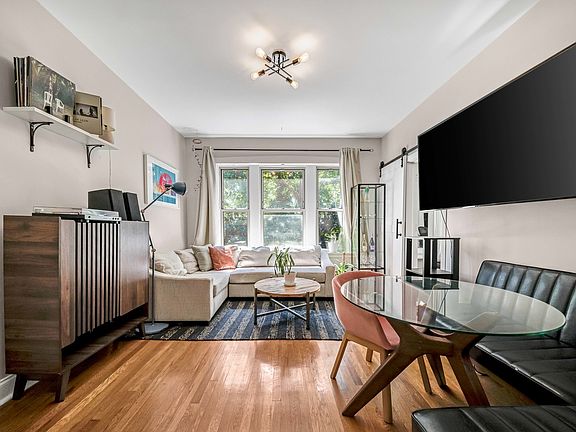 4th image of 2316 W Byron St #3