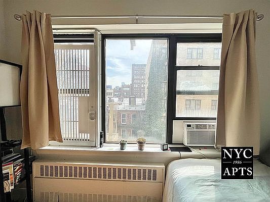 3rd image of 424 W 57th St APT 5c