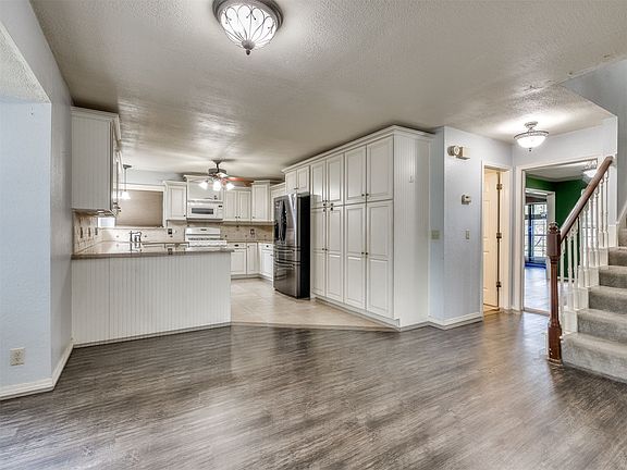 3rd image of 2411 W Kent St