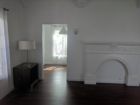 Living room and kitchen entrance, from front door.