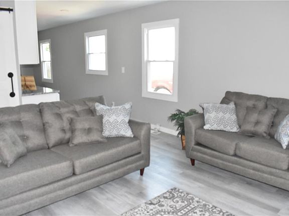 3rd image of 1209 W Larchmont Dr
