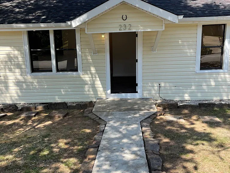 232 W Ash St — Photo 16