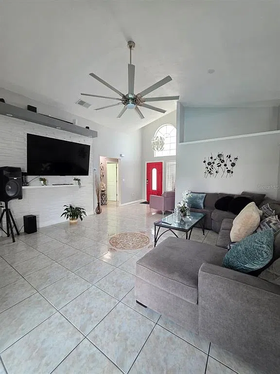 3 bed, 2.0 bath, 1344 sqft, $2,600 — Photo 4