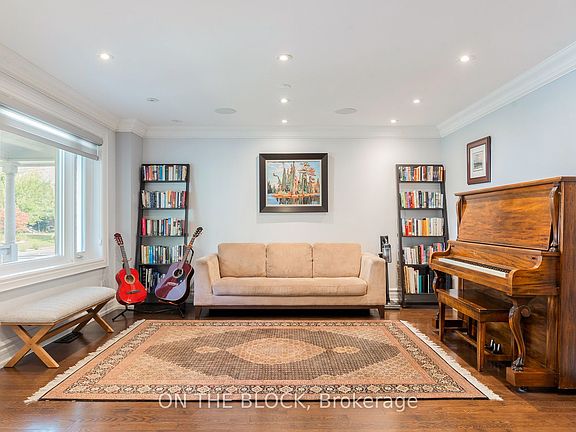 4th image of 21 Craigmore Cres