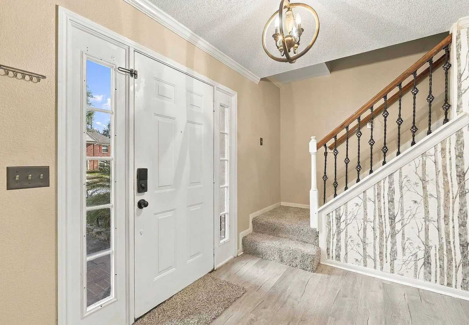 4 bed, 2.5 bath, 2376 sqft, $2,150 — Photo 2