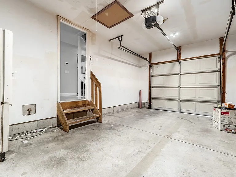 1 CAR GARAGE