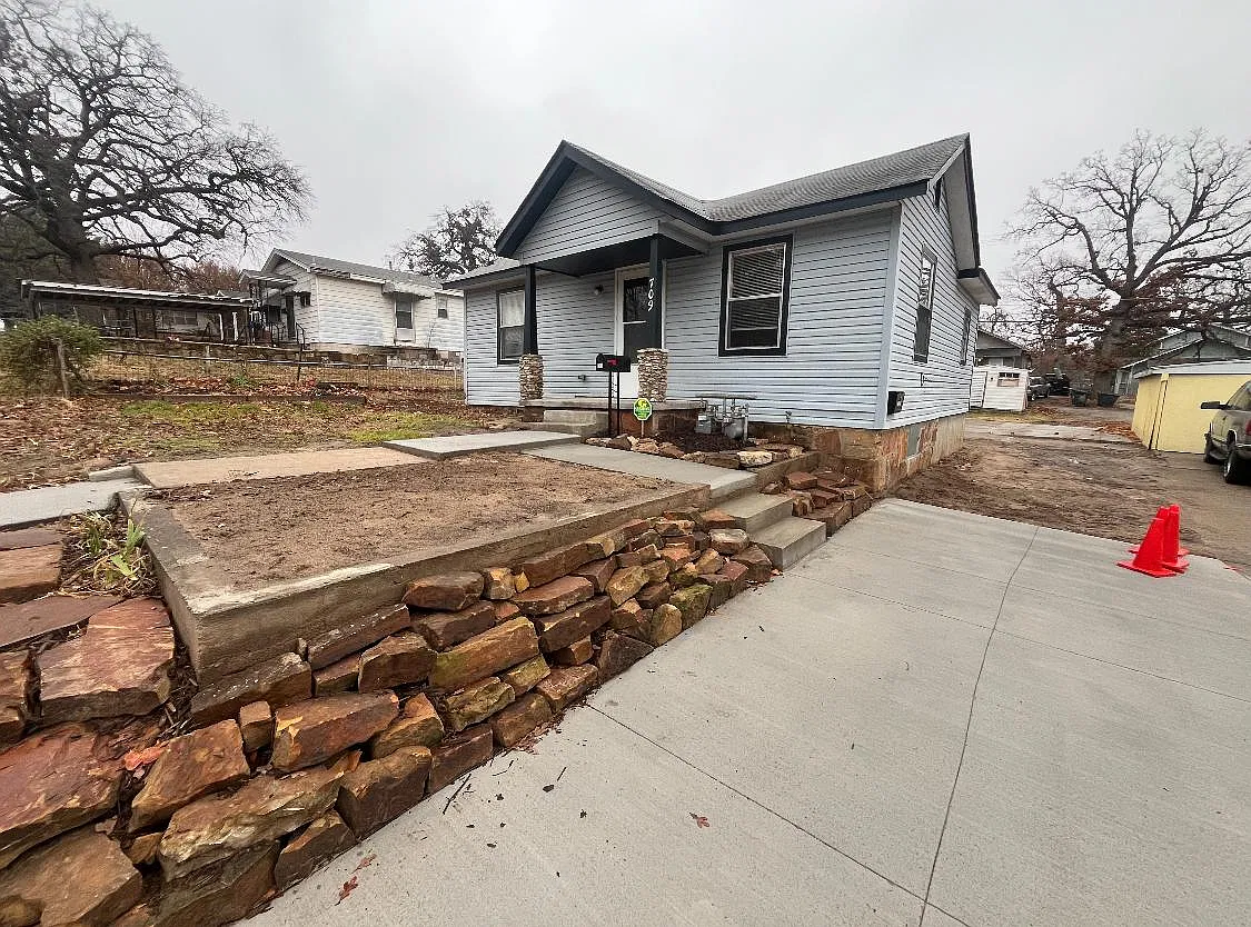 709 N Grant Ave — Photo 2
