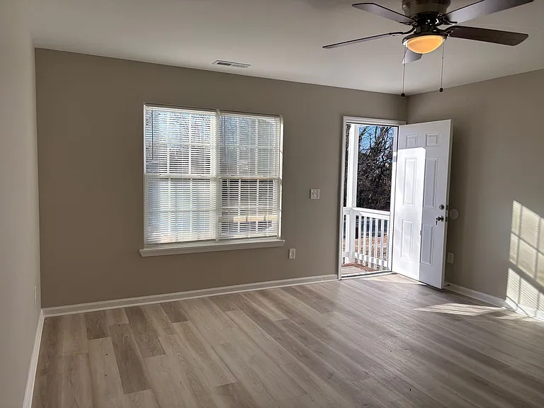 215 Paramount St — Photo 2
