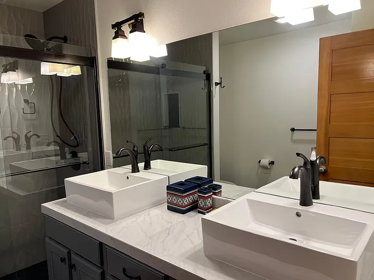 primary bedroom bath